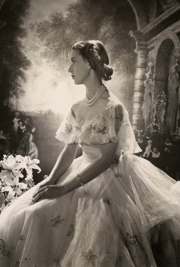 ملكة وهي في سن الثامنة عشر