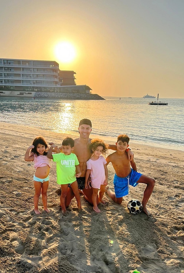 شاهد.. كريستيانو رونالدو يستمتع بإجازة ساحرة على شواطئ دبي 