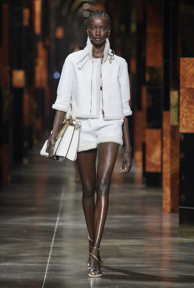 إطلالات باللّون الأبيض من دار Fendi العالمية