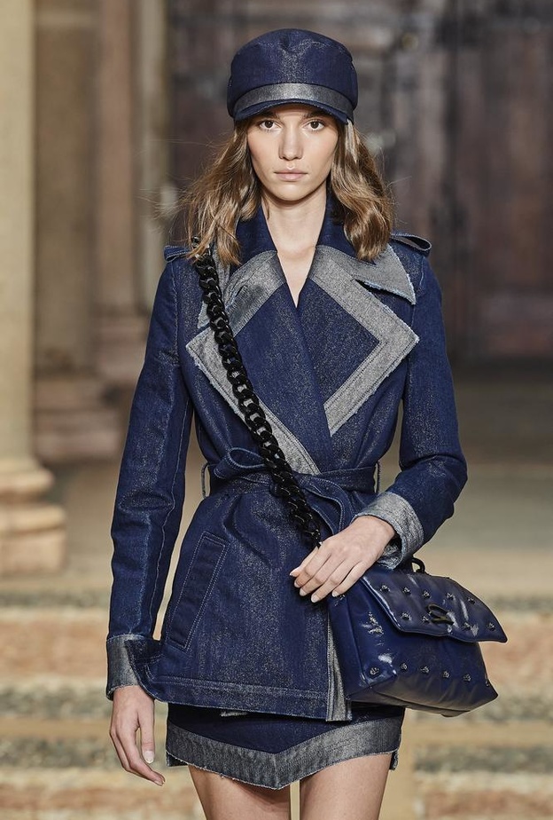 موضة قبعات صيف 2022 بالدنيم من Genny