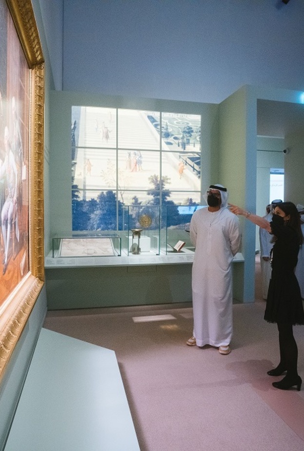 جولة معالي محمد خليفة المبارك، رئيس دائرة الثقافة والسياحة - أبوظبي، وسعادة كزافييه شاتيل، سفير فرنسا لدى دولة الإمارات العربية المتحدة، ولورانس دي كار، رئيس متحف اللوفر، ومانويل راباتيه، مدير متحف اللوفر أبوظبي في معرض "قصر فرساي والعالم" بمتحف اللوفر أبوظبي  دائرة الثقافة والسياحة- أبوظبي©