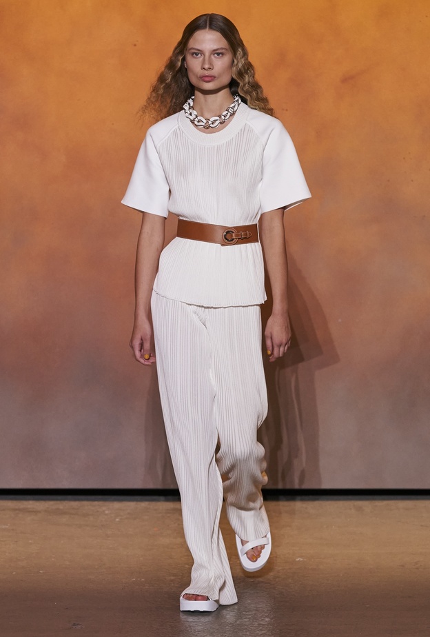 تنسيق أزياء كاجوال باللّون الأبيض من Hermes