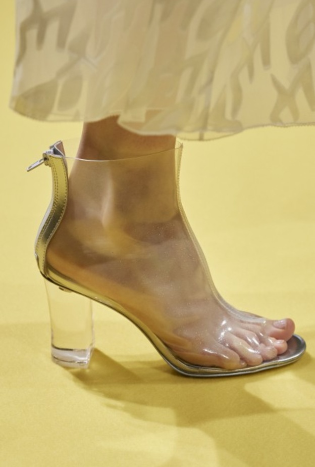 صيحة الأحذية الشفافة تعود من جديد في ربيع 2022