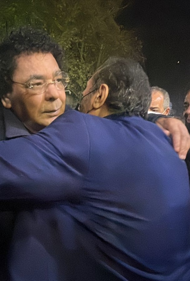 محمد منير في عزاء أحمد الحجار