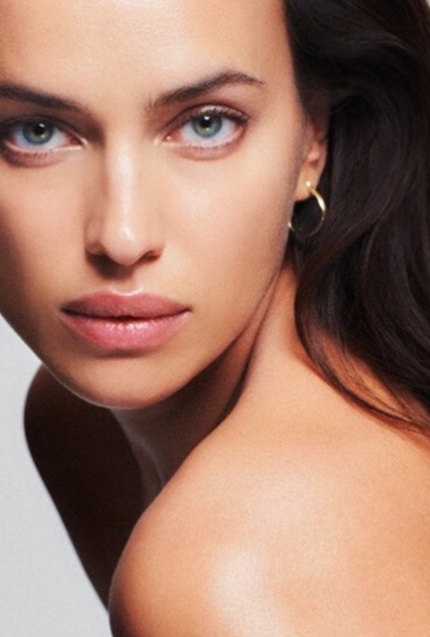 Irina Shayk بأقراط اذن دائرية