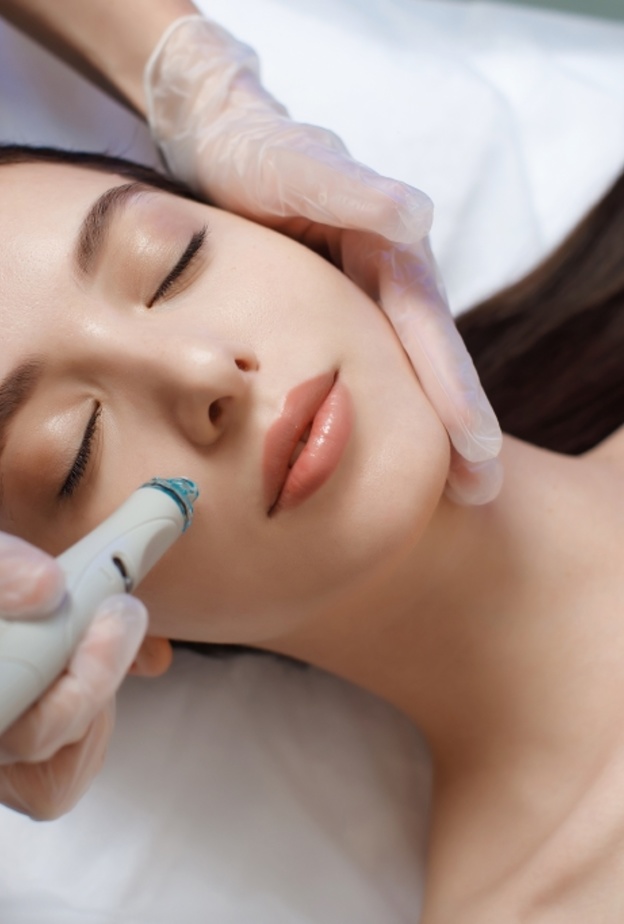 الهايدرافيشل خيار علاجي شامل لإنعاش البشرة وتجديد شبابها