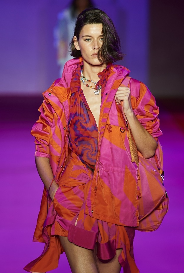 تنسيق الألوان الجريئة بإطلالة عصرية من Brandon Maxwell