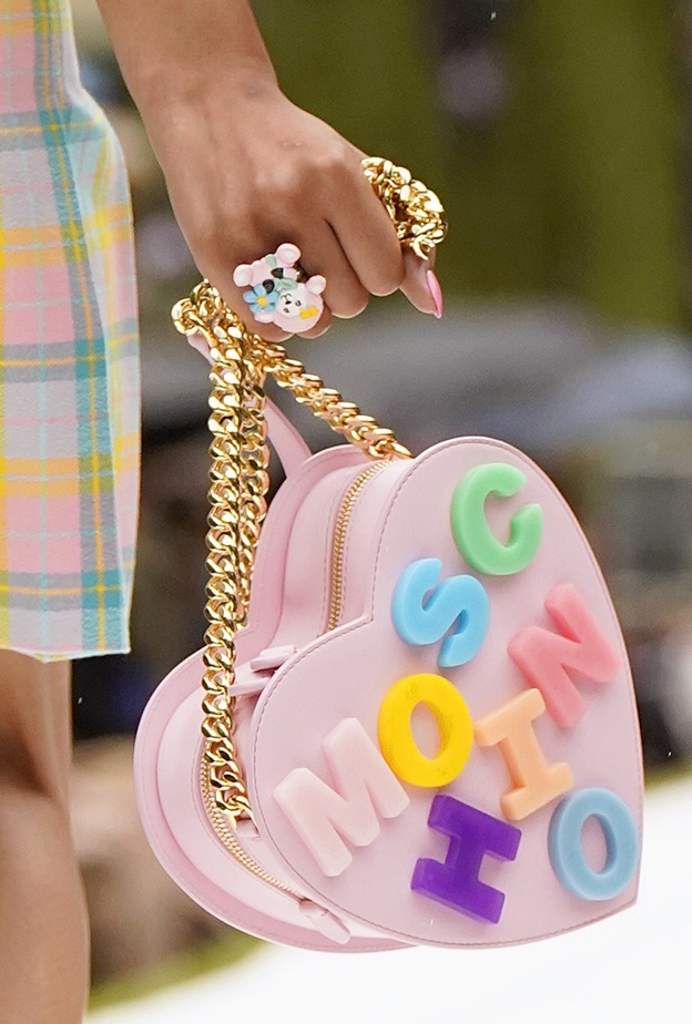 أفكار لتنسيق الحقائب الهندسية مع الملابس الربيعية