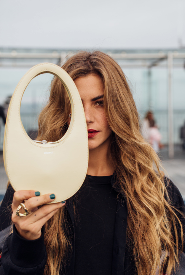 أحدث موديلات حقائب يد باللون الأبيض وأجمل الأفكار لتنسيقها