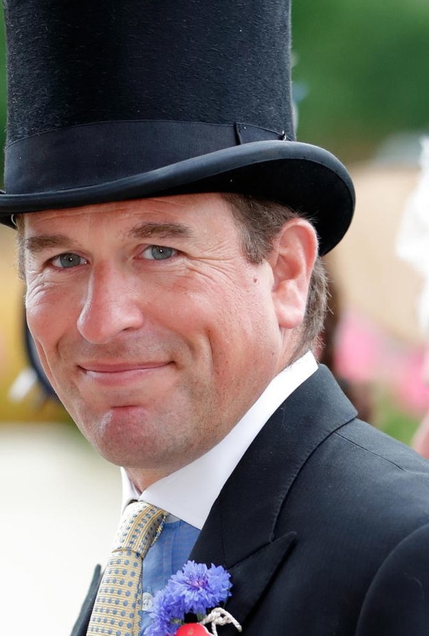 بيتر فيليبس يقدم صديقته للملكة