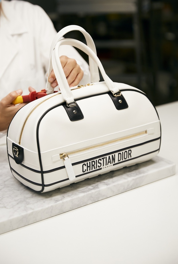 المهارة الحرفية لحقائب "بولينغ" Bowling من مجموعة "ديور فايب" Dior Vibe