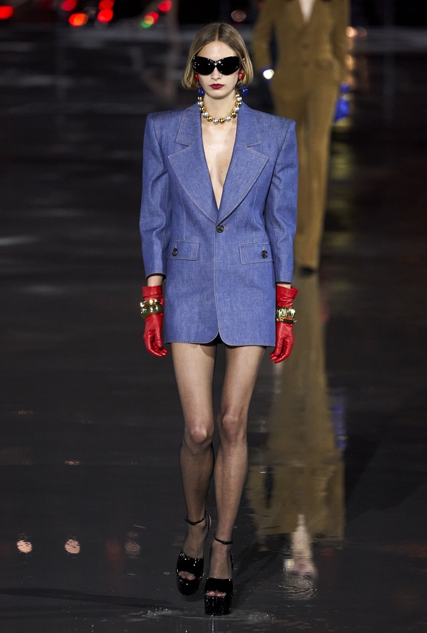 موديلات بليزر بأسلوب الفستان بإطلالة ساحرة من Saint Laurent