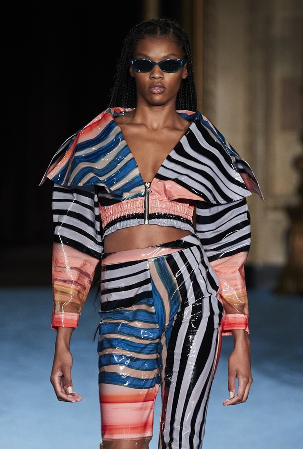من موضة ربيع وصيف 2022 طقم مقلم بالألوان من Christian Siriano