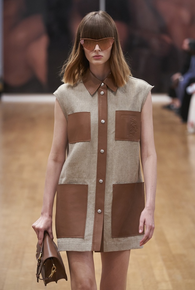 تنسيق إطلالات بألوان النيود بفستان قصير من Tods