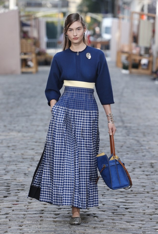 طرق تنسيق تنانير الكارو في ربيع 2022 بأسلوب شبابي ومتجدد