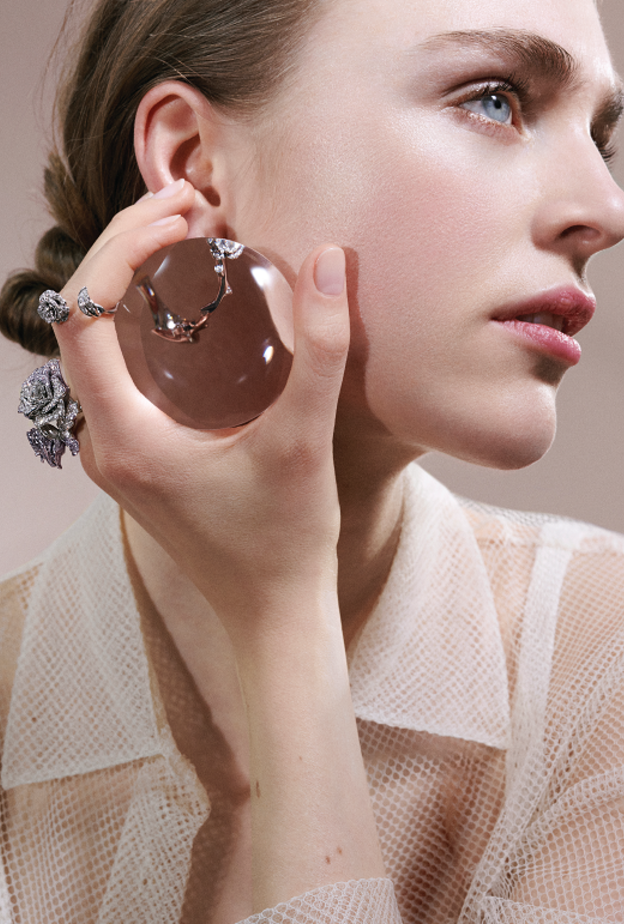 خواتم "روز ديو باغاتيل" Rose Dior Bagatelle بالذهب الأبيض المرصع بالماس. من "ديور فاين جولري" Dior Fine Jewellery.