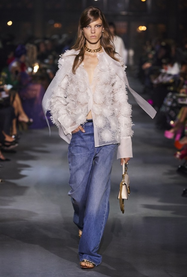 الجينز الواسع موضة شبابية لا غنى عنها في إطلالات ربيع 2022