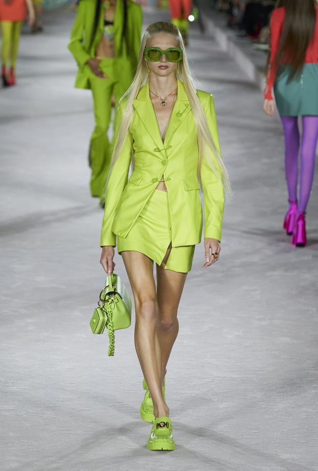 أزياء بألوان الفليو من دار Versace العالمية