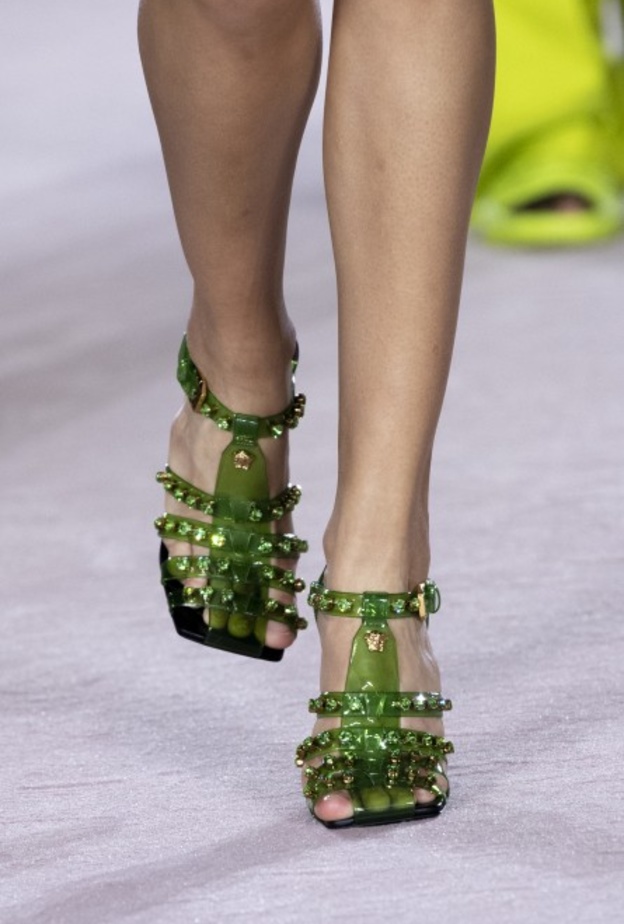 أحذية بارزة مع الخرز صيحة لا يمكن مقاومتها في ربيع 2022