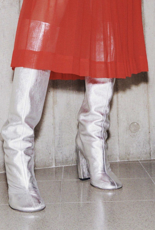 أفكار مميزة لتنسيق البوت الميتاليك مع إطلالات شتاء 2022