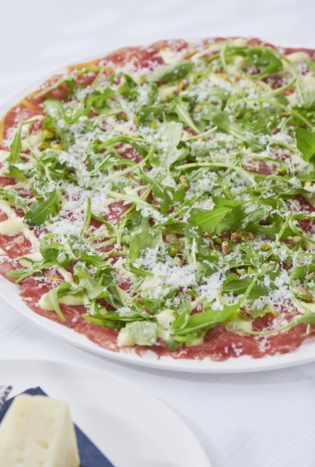 مطعم "بياتي باي ذا بيتش" المستوحى من ساحل أمالفي يترك بصمته على مشهد الطعام في دبي 