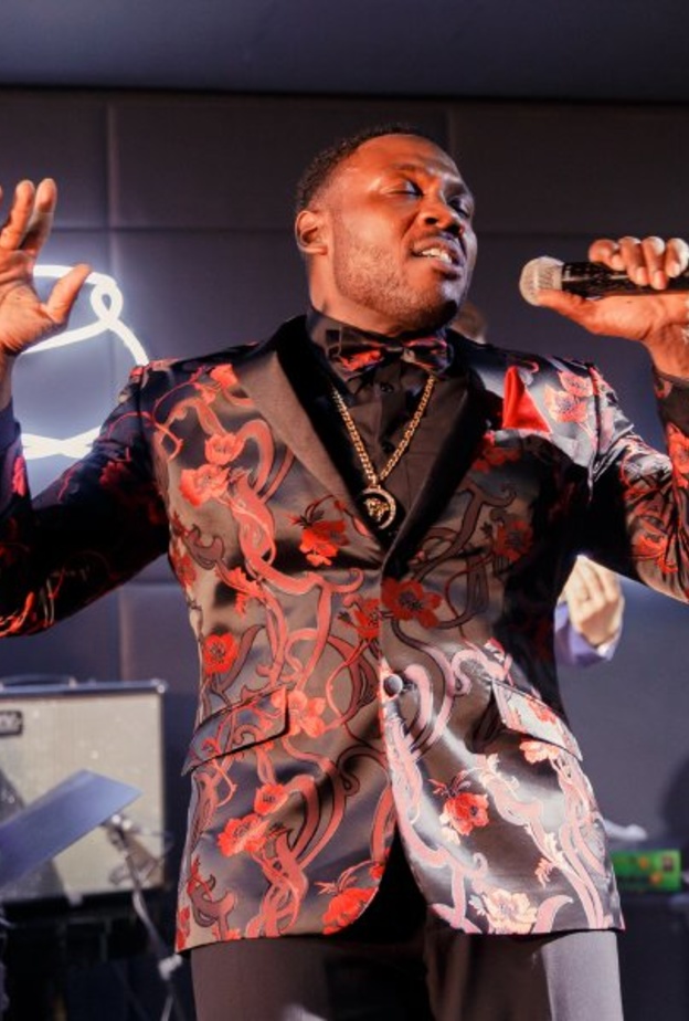 روغيليو دوغلاس جونيور يعود إلى كيوز بار أند لاونج للمرة الرابعة