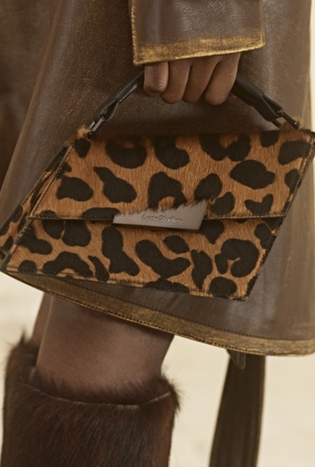 حقائب يد بأشكال هندسية- حقيبة يد لافتة بشكل هندسي غريب بنقشة الفهد من  Acne