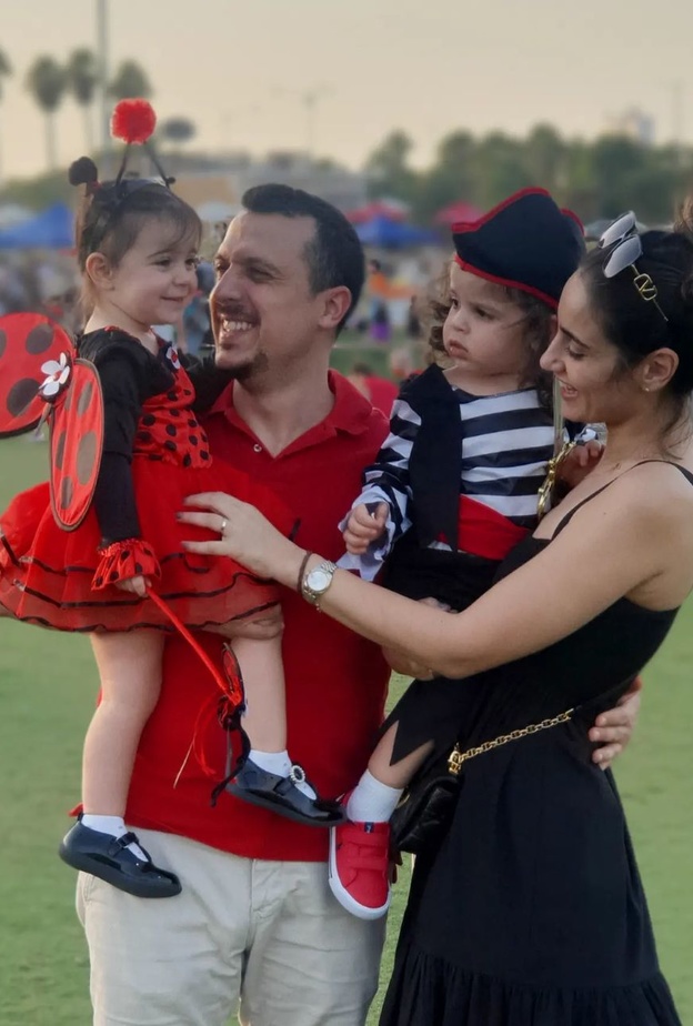 ايميه صياح تكشف لأول مرة ملامح وجه توأمها 