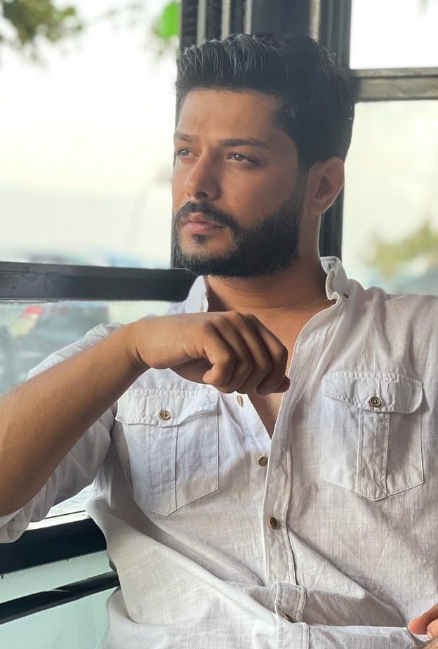 زوجة علي يوسف تكشف عن ملامحها لأول مرة بعد الإنتقادات