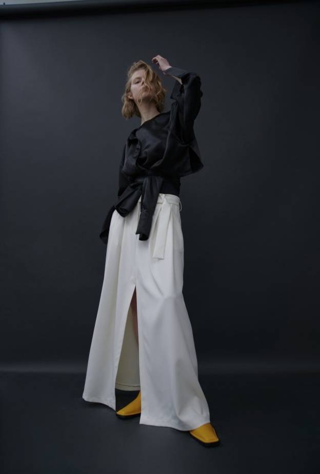 تنسيق تنورة طويلة بيضاء اللّون بفتحة بارزة بإطلالة عصرية من A.W.A.K.E