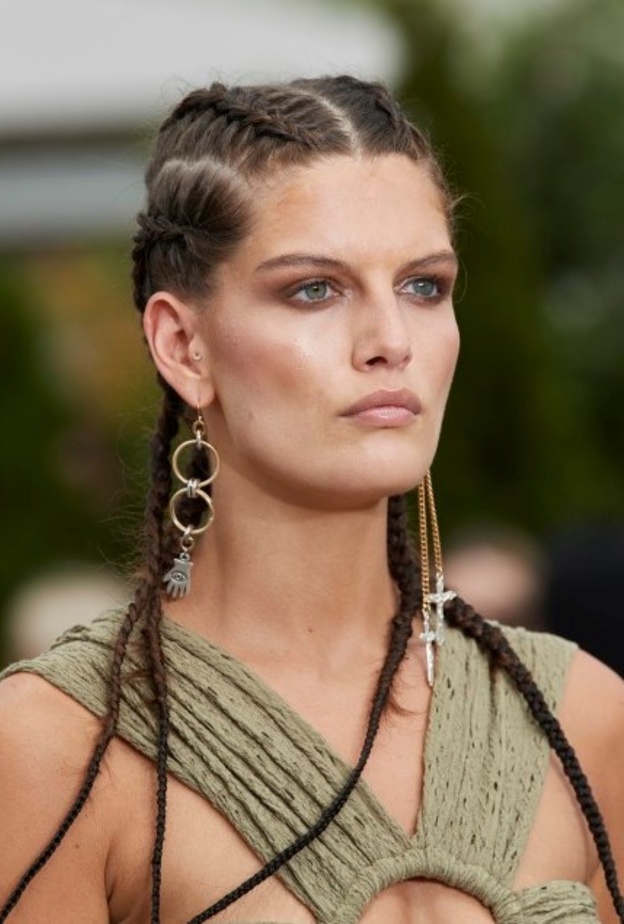 تسريحات شعر مبتكرة للشابات لإطلالة مرحة للربيع