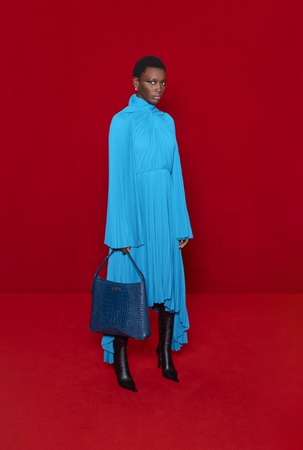 تصاميم أزياء باللّون الأزرق القوي من Balenciaga
