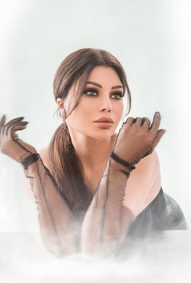 هيفاء وهبي بين إطلالتي المكياج القوي والناعم بأي منهما أجمل؟