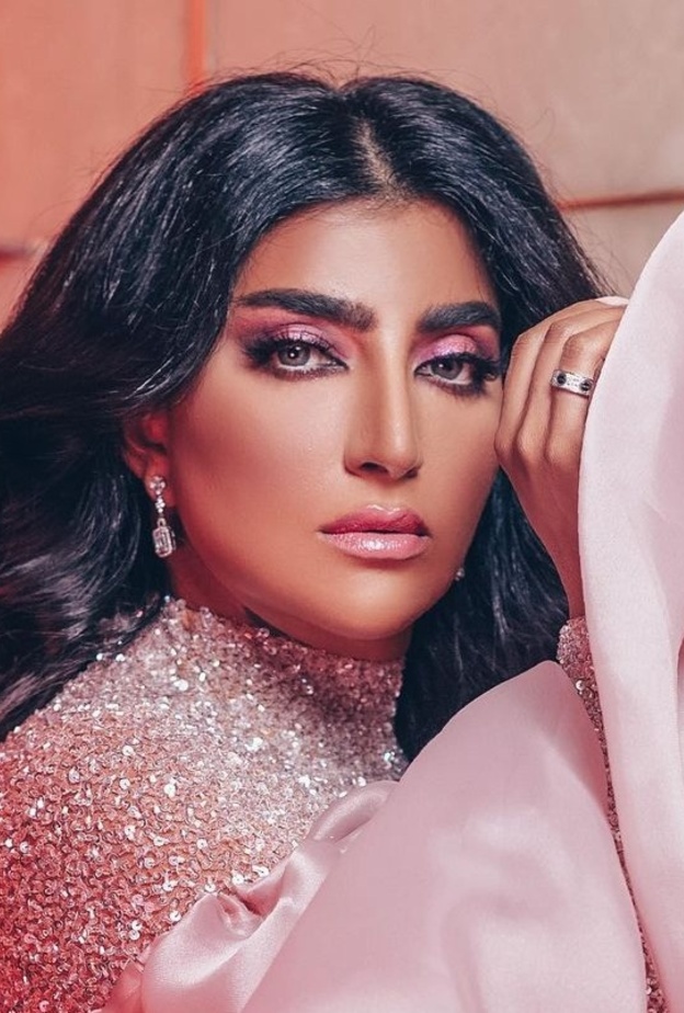 طريقة تطبيق مكياج وردي للسهرات من وحي أحدث إطلالة لـ بثينة الرئيسي