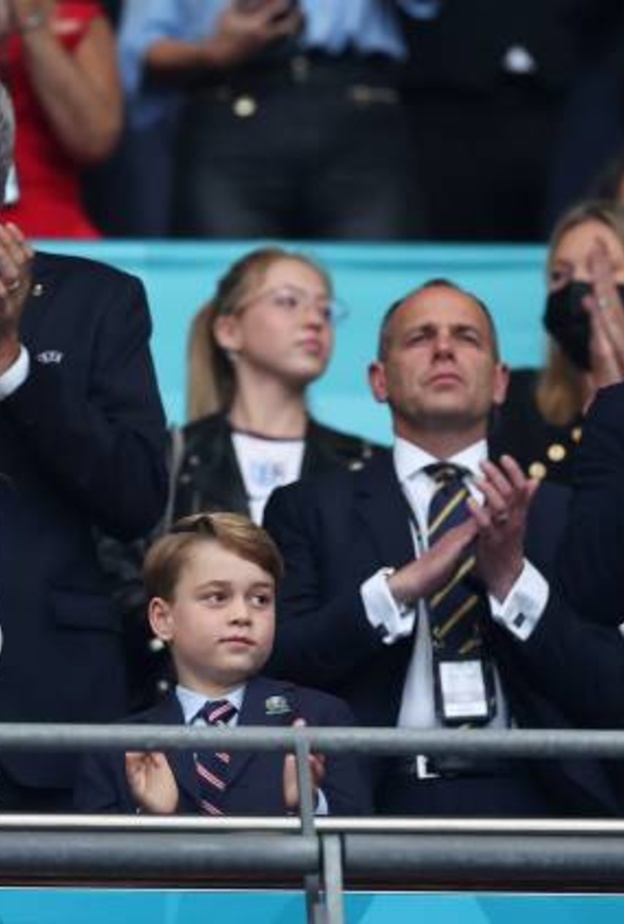 الأمير وليام يحضر مباراة كرة قدم مدرسية يشارك فيها الأمير جورج