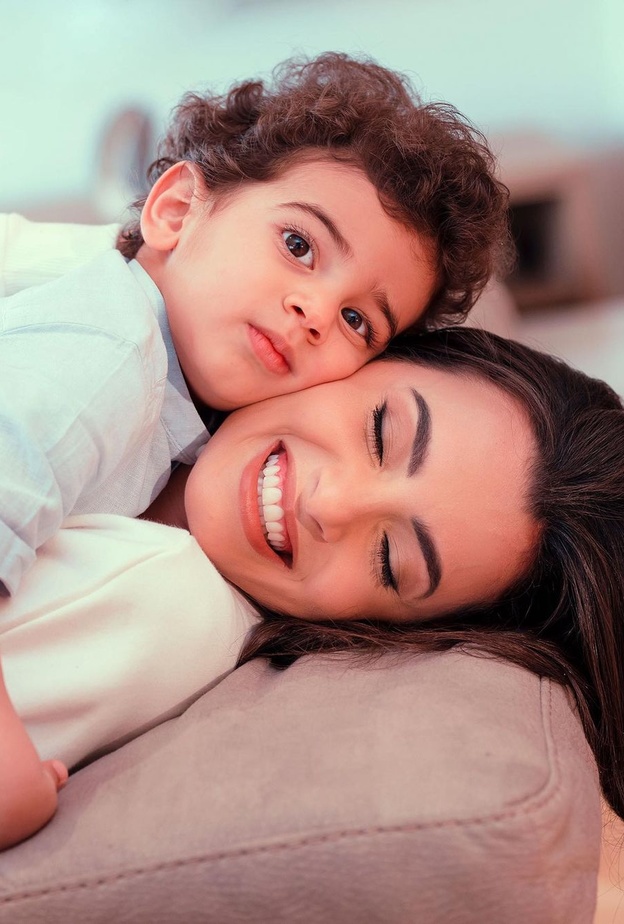 كارمن سليمان تكشف لأول مرة عن وجه ابنها "زين" بمناسبة عيد ميلاده 