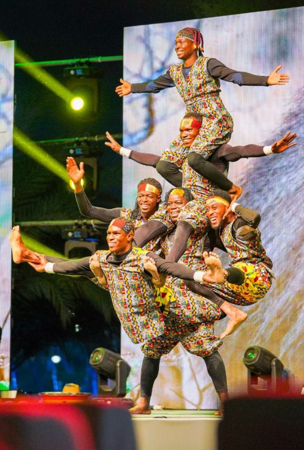  في شجرة السلام.. الألعاب البهلوانية والرقصات الأفريقية تستهوي زوار موسم الرياض