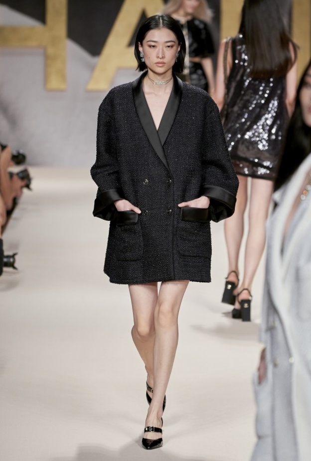 تنسيق أزياء باللّون الأسود من دار CHANEL العالمية