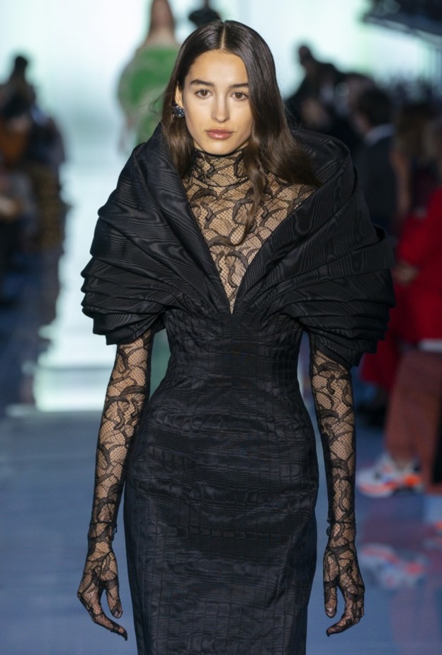 فستان أسود ساحر بجزء علوي بقماشٍ شفاف من Del core