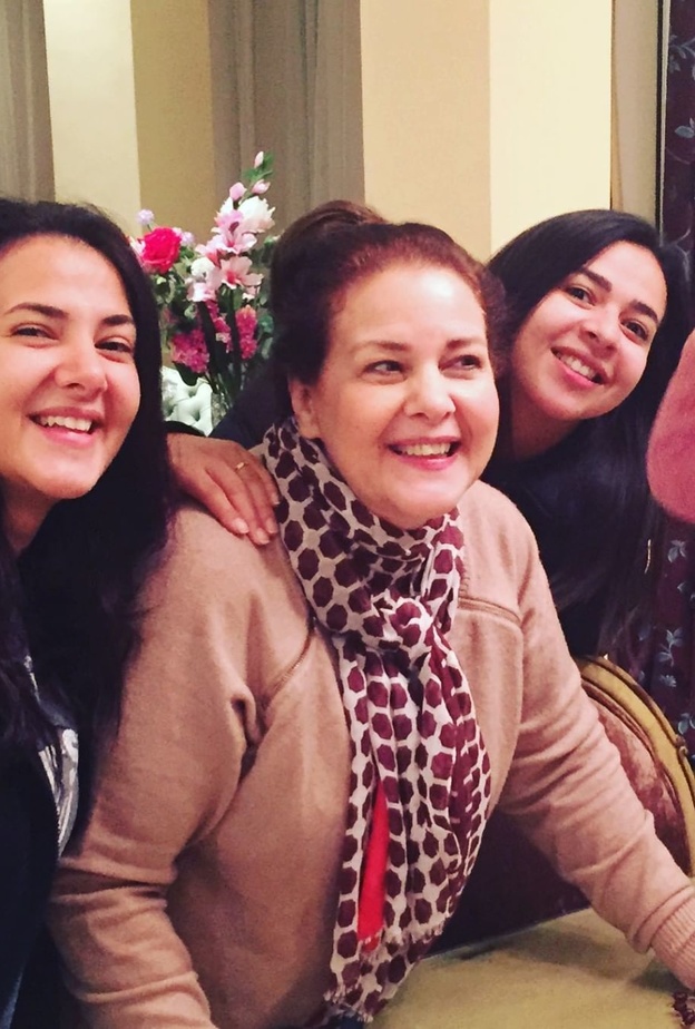 دلال عبد العزيز وابنتيها