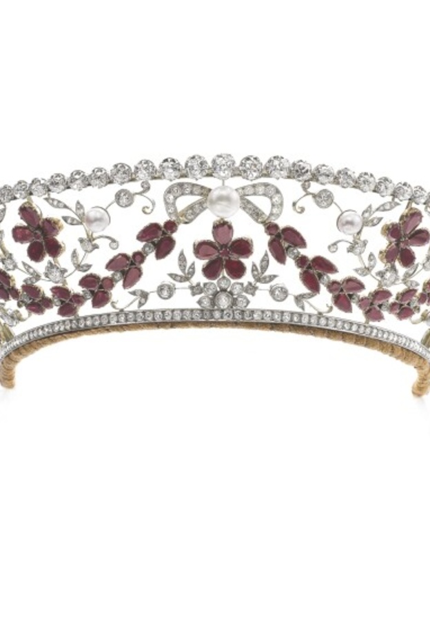  تاج Rosenborg Kokoshnik الملكي النادر المرصع بالعقيق