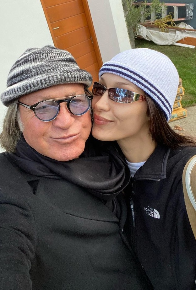 بيلا حديد ووالدها