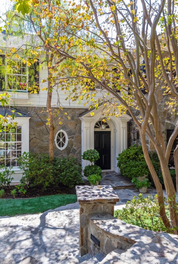 أشتون كوتشر وميلا كونيس يبيعان منزلهما في بيفرلي هيلز بسعر 10.35 مليون دولار