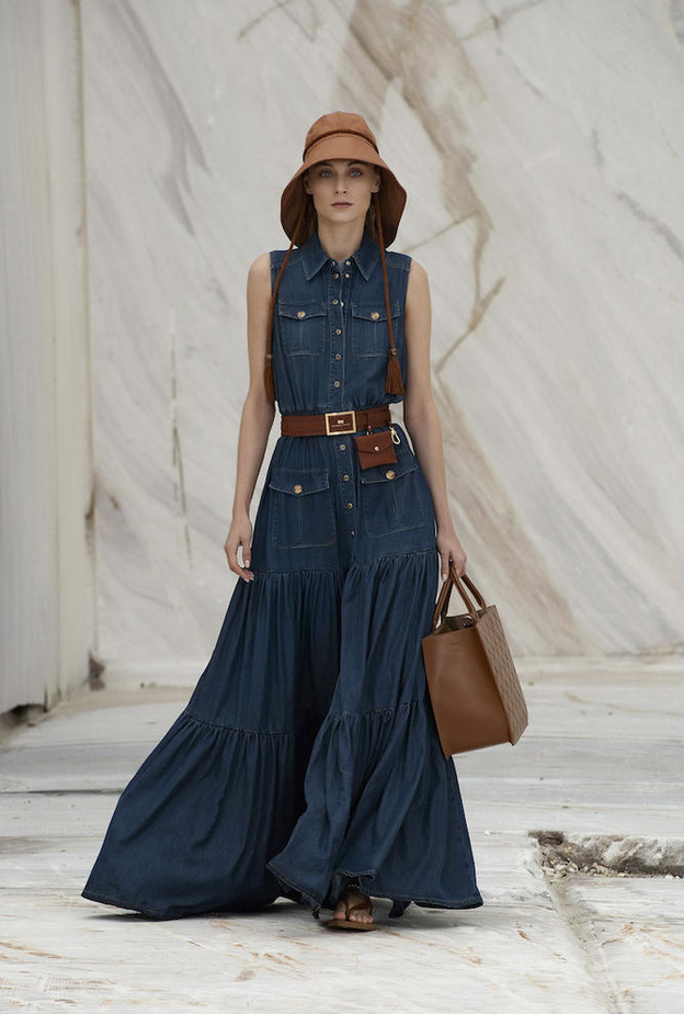 موديلات فساتين كاجوال طويلة من عروض أزياء صيف 2022!