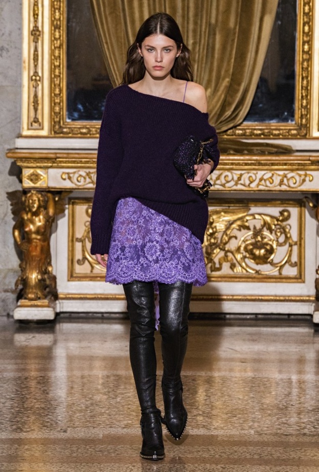 أجمل صيحات كنزات تريكو لإطلالة مريحة في شتاء 2022