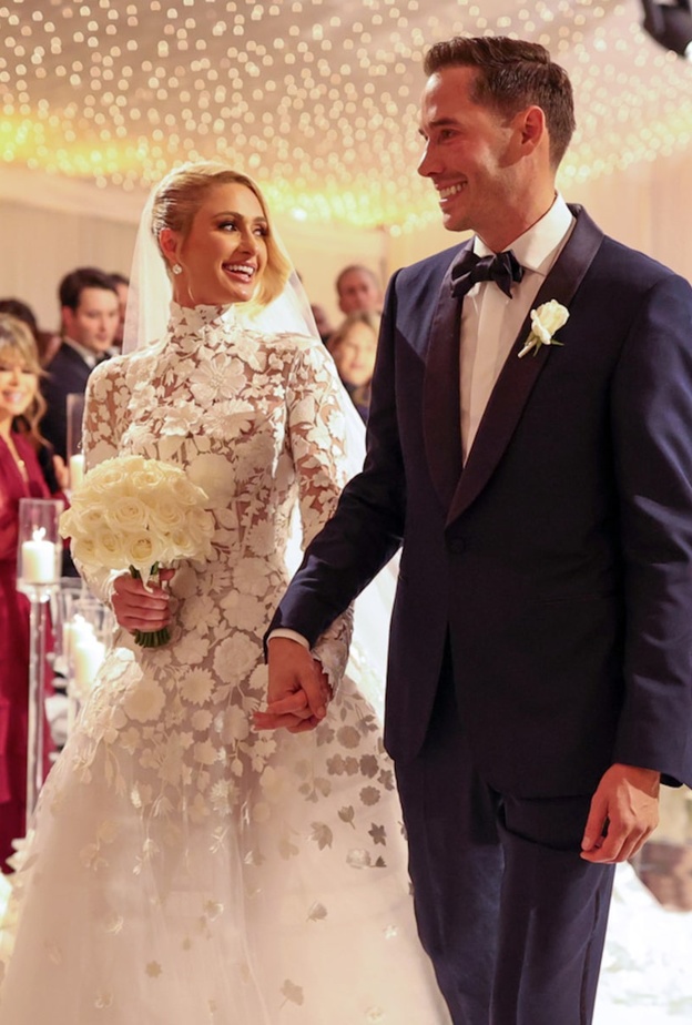 باريس هيلتون تكشف عن فستان زفافها المفضل