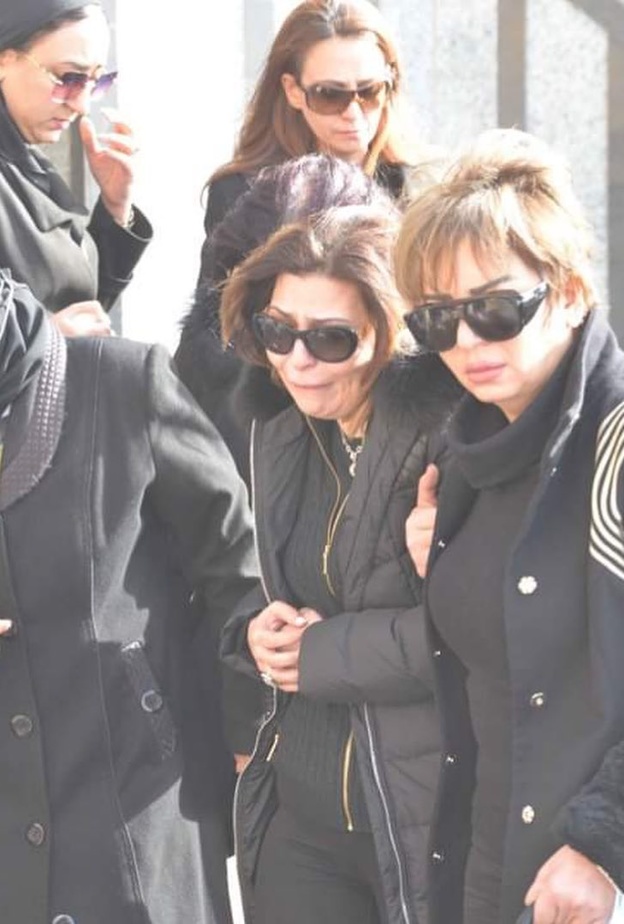 صور تشييع جنازة وائل الإبراشي وزوجته منهارة في البكاء