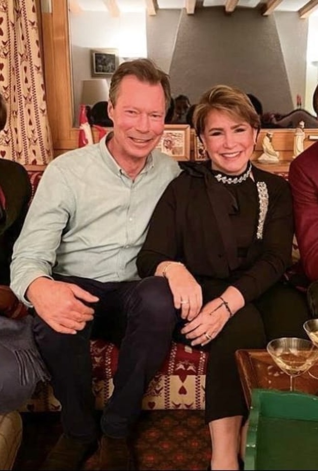 العائلة الحاكمة لإمارة لكسمبورغ في عطلة تزلج في كانتون فاليز في سويسرا