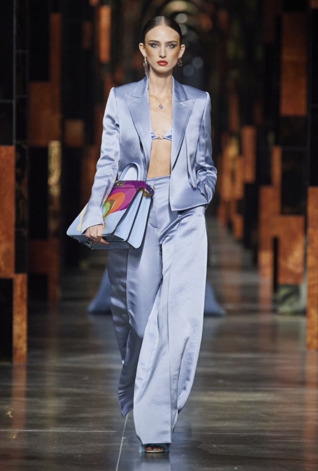 أزياء بقماش الستان بأسلوب البدل الرسمية من Fendi