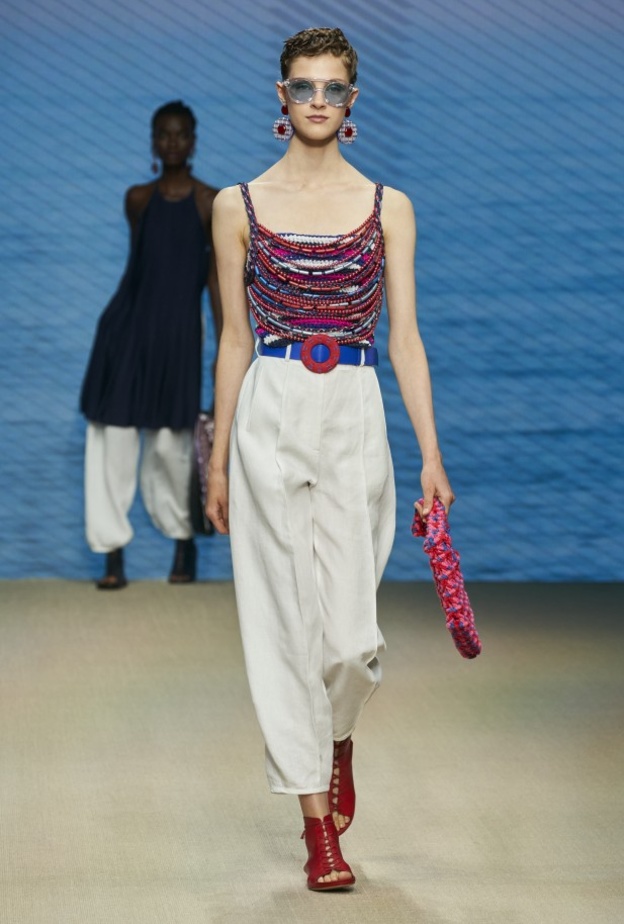 موديلات بناطيل بيضاء لإطلالة مشرقة ومريحة في ربيع 2022